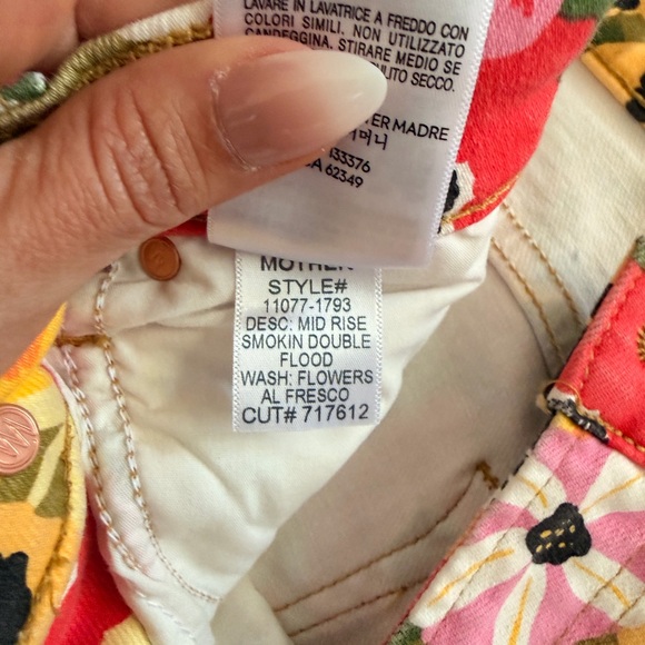 Mother denim Mid-Rise Smokin Double Flood Crop Flare Jeans in Flowers Al Fresco - Picture 7 of 11